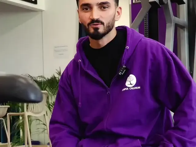 Mitarbeiter im lila Corpus Callosum Hoodie auf der Trainingsfläche