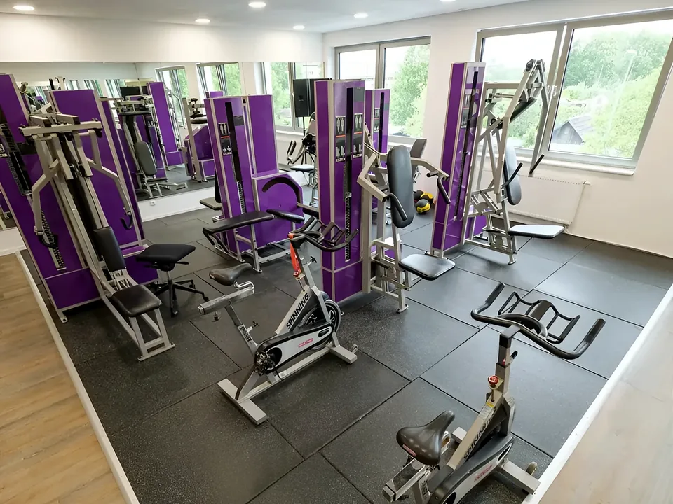 Helle Trainingsfläche mit lila Trainingsgeräten