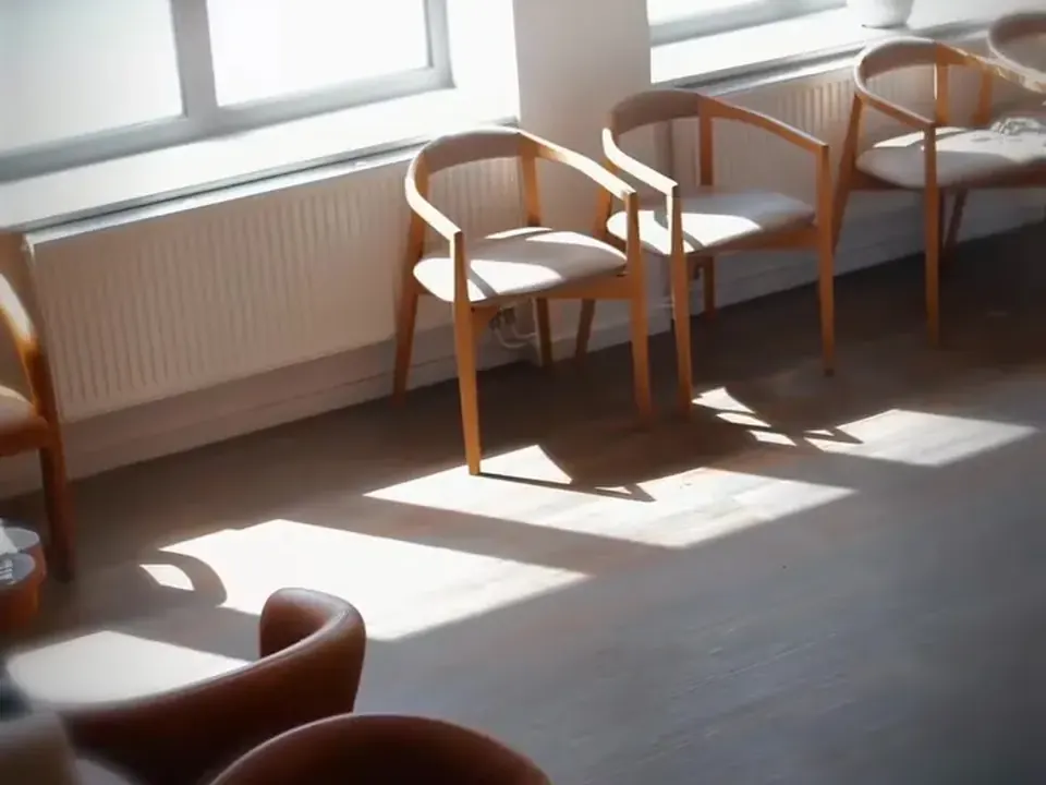 Wartezone mit Sesseln am sonnigen Fenster