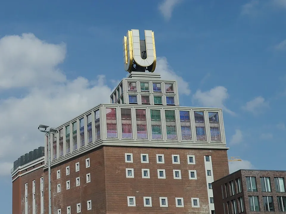 Das Dortmunder U mit dem goldenen U auf dem Dach