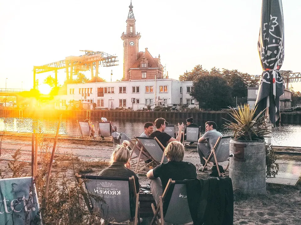 Menschen sitzen im Sommer am Hafen in der Dortmunder Nordstadt