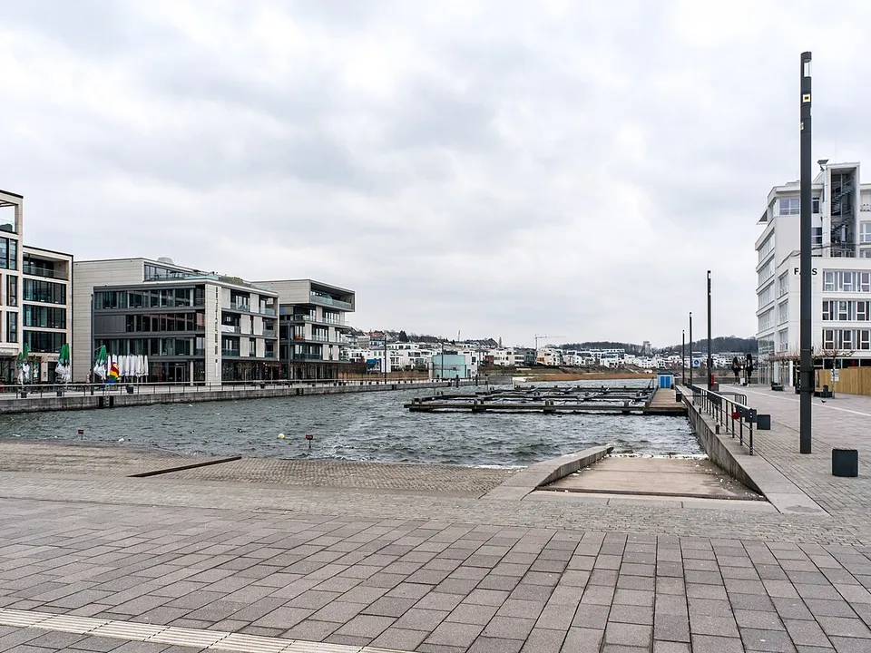 Promenade am Phoenix-See mit modernen Gebäuden